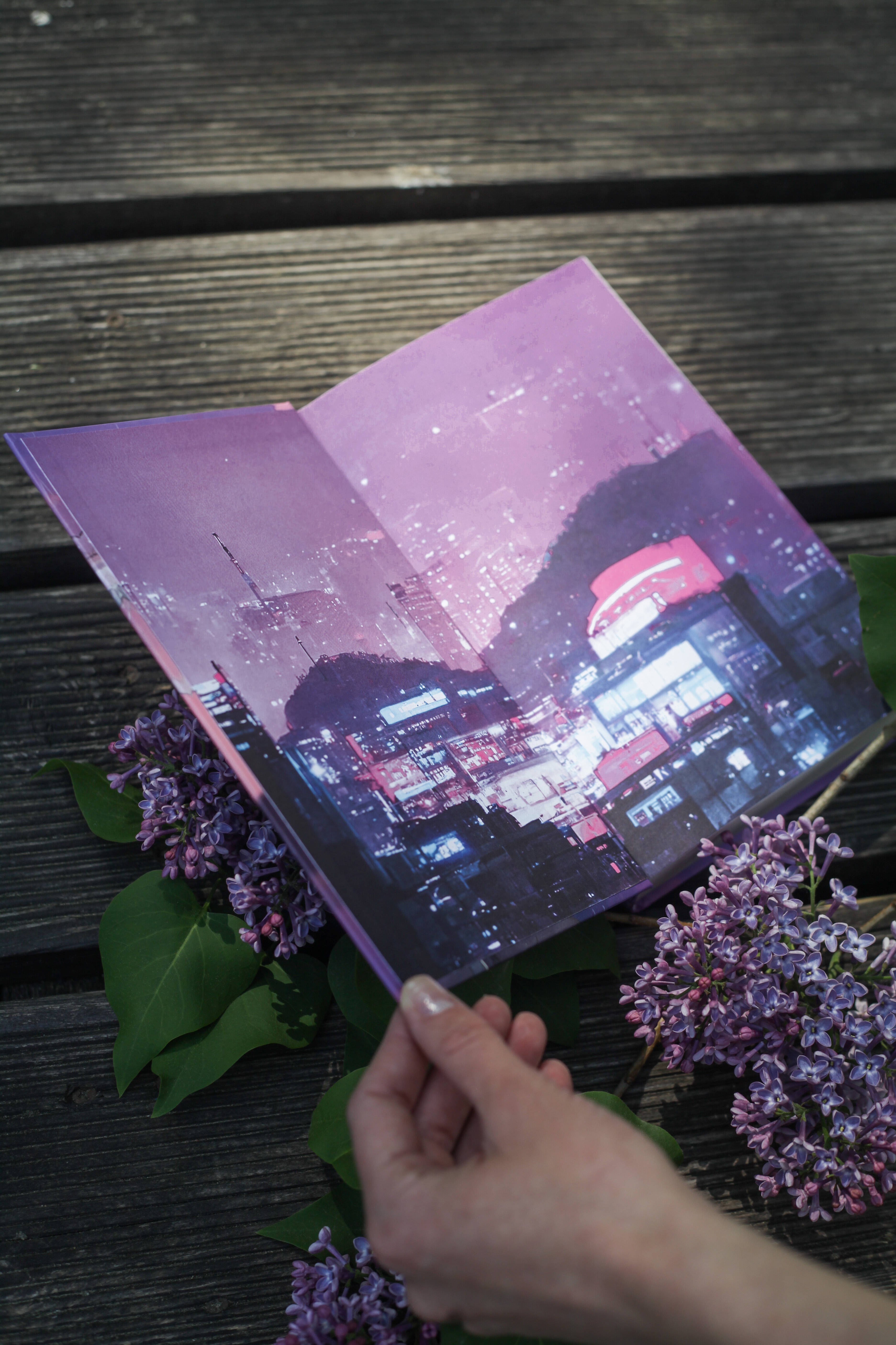 Изображение бумажной книги