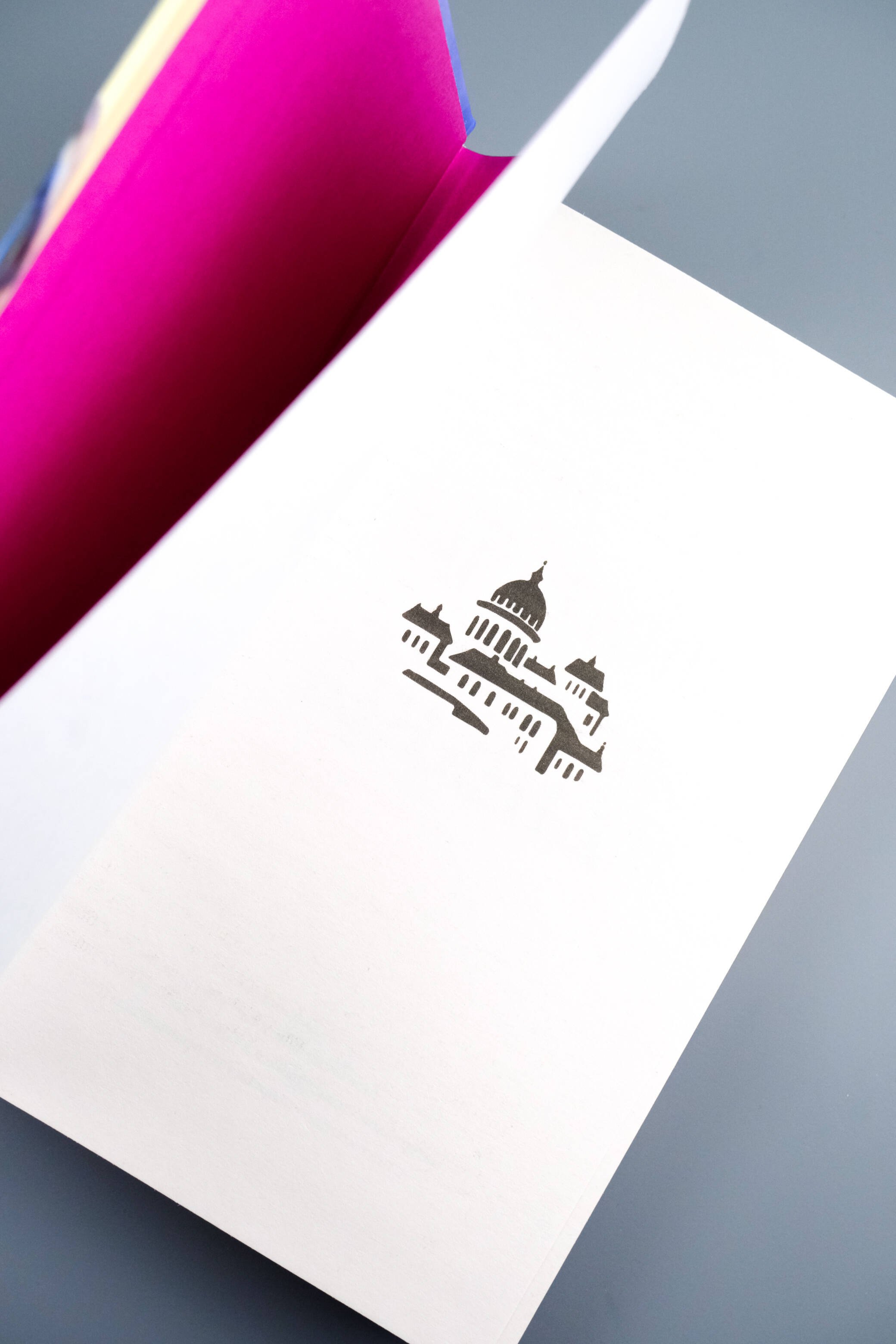 Изображение бумажной книги