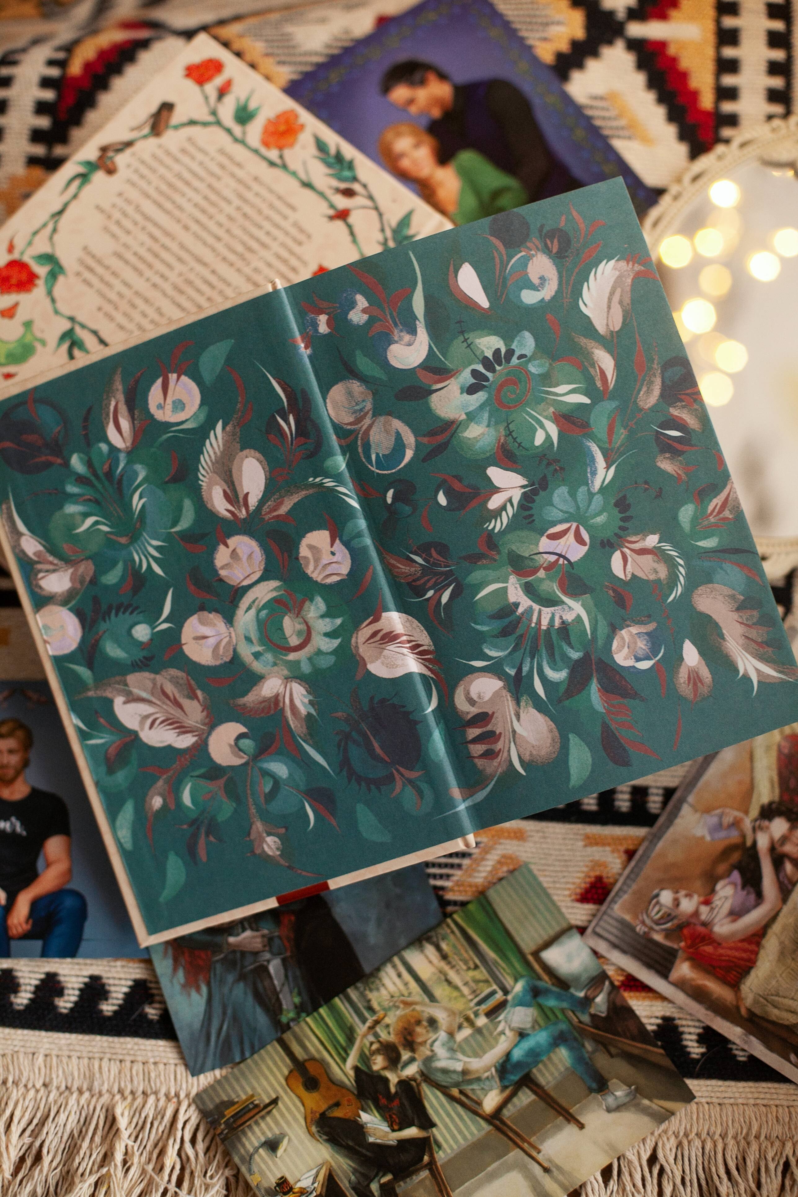 Изображение бумажной книги