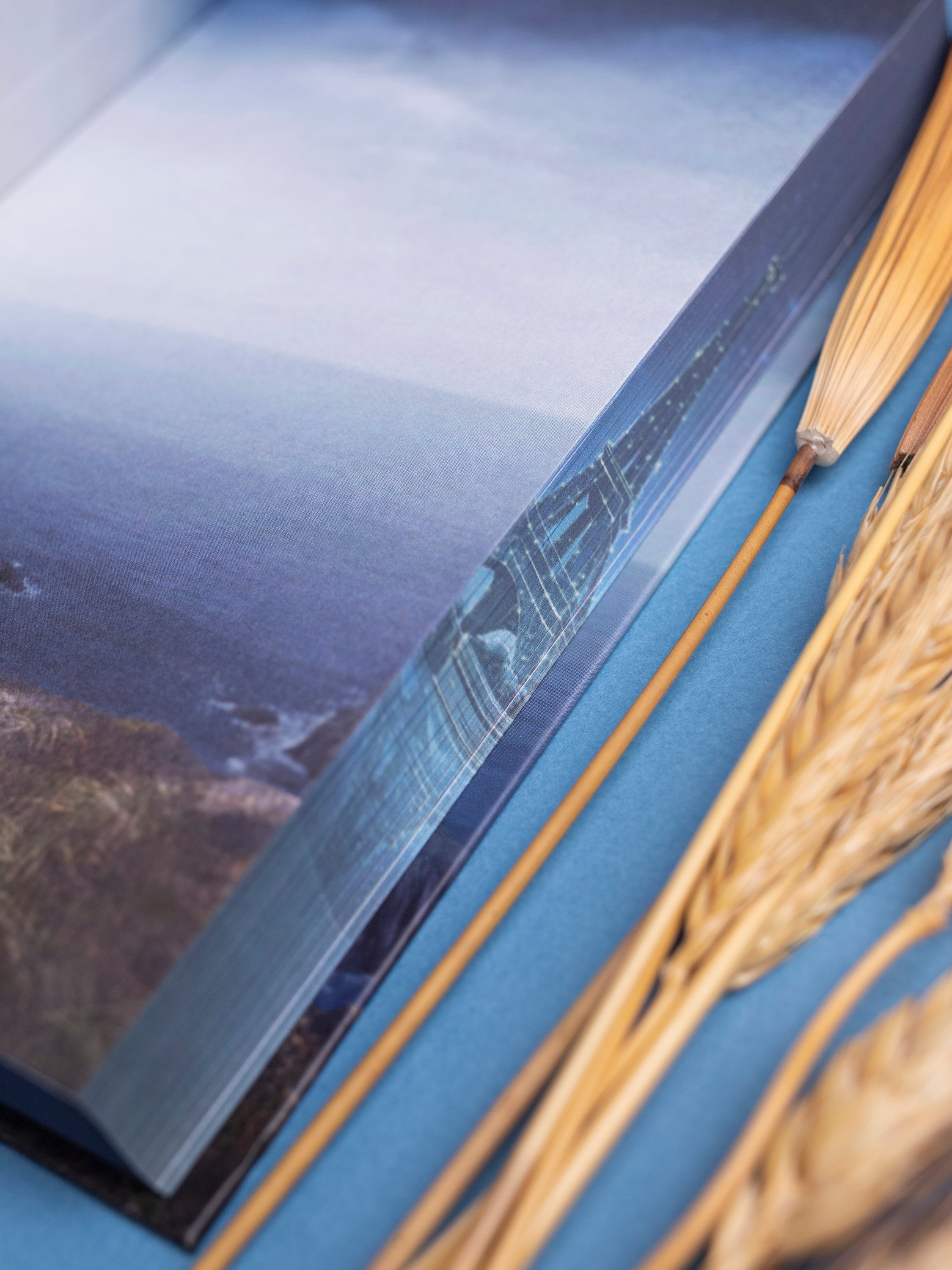 Изображение бумажной книги