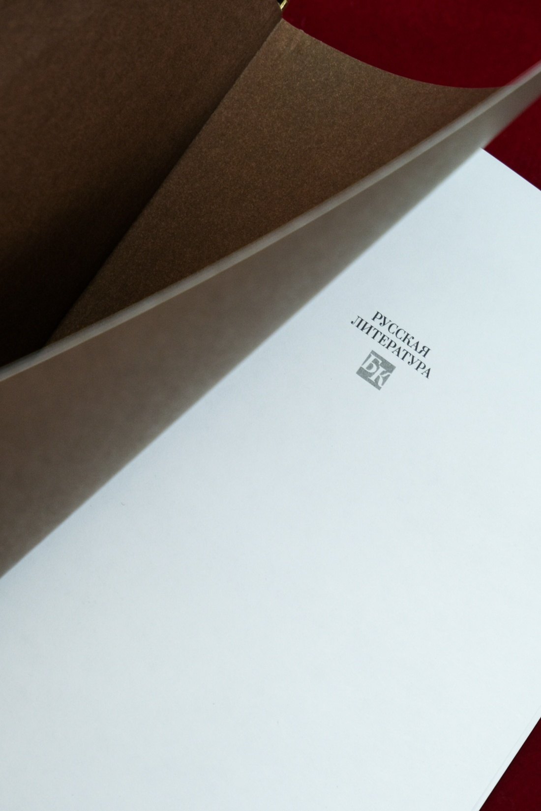 Изображение бумажной книги