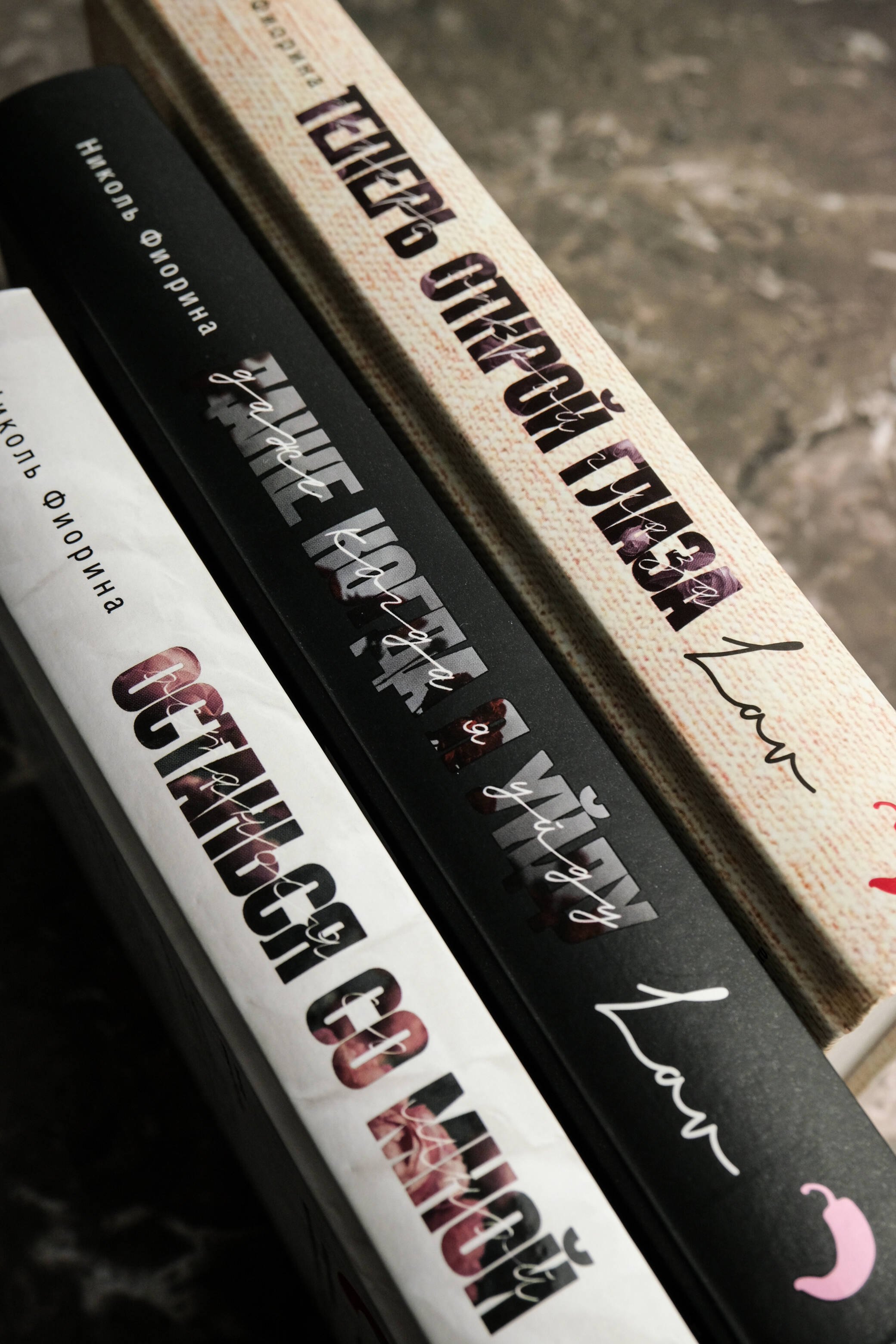 Изображение бумажной книги