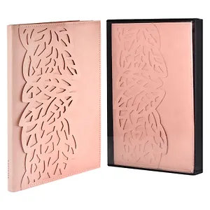 Ежедневник недат. А5+ 160л лин. "БУЙВОЛ ПЕПЕЛЬНО-РОЗОВЫЙ" мягк.переплёт, иск.кожа, аппликация из иск.кожи, ляссе, подар.карт.коробка с ПВХ-крышкой