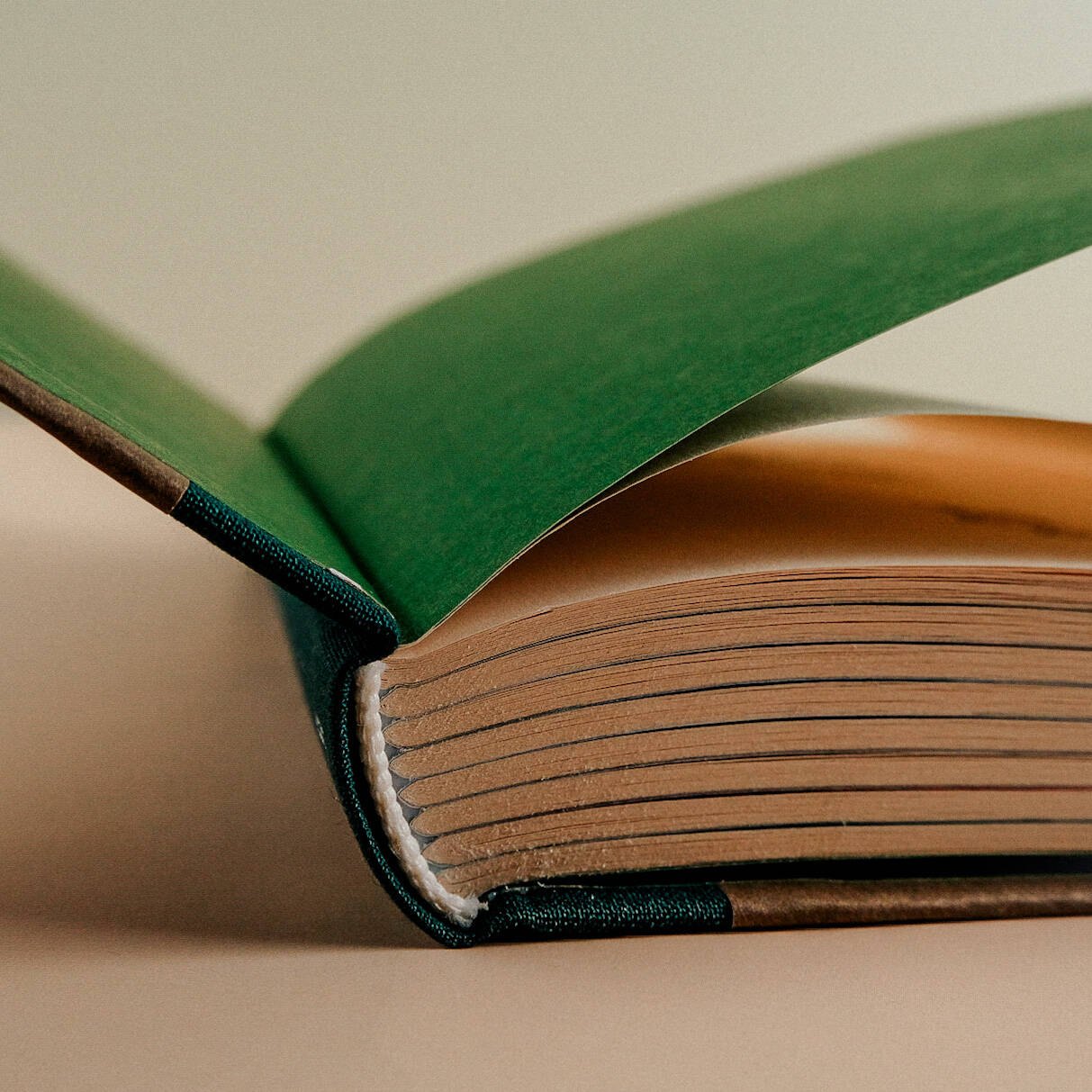 Изображение бумажной книги