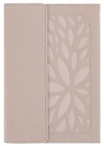 Ежедневник недат. А5 160л лин. "Наппа" бежевый, мягк.переплёт, иск.кожа, аппликация из иск.кожи, ляссе, подар.карт.коробка с ПВХ-крышкой