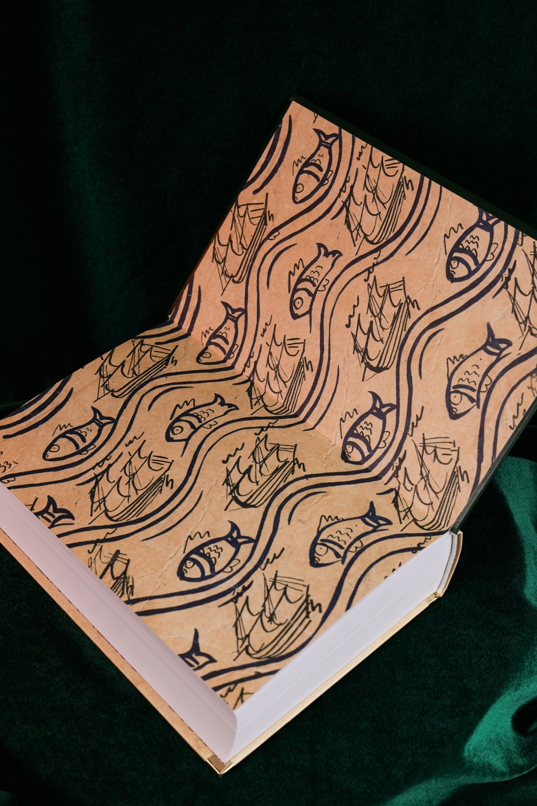 Изображение бумажной книги