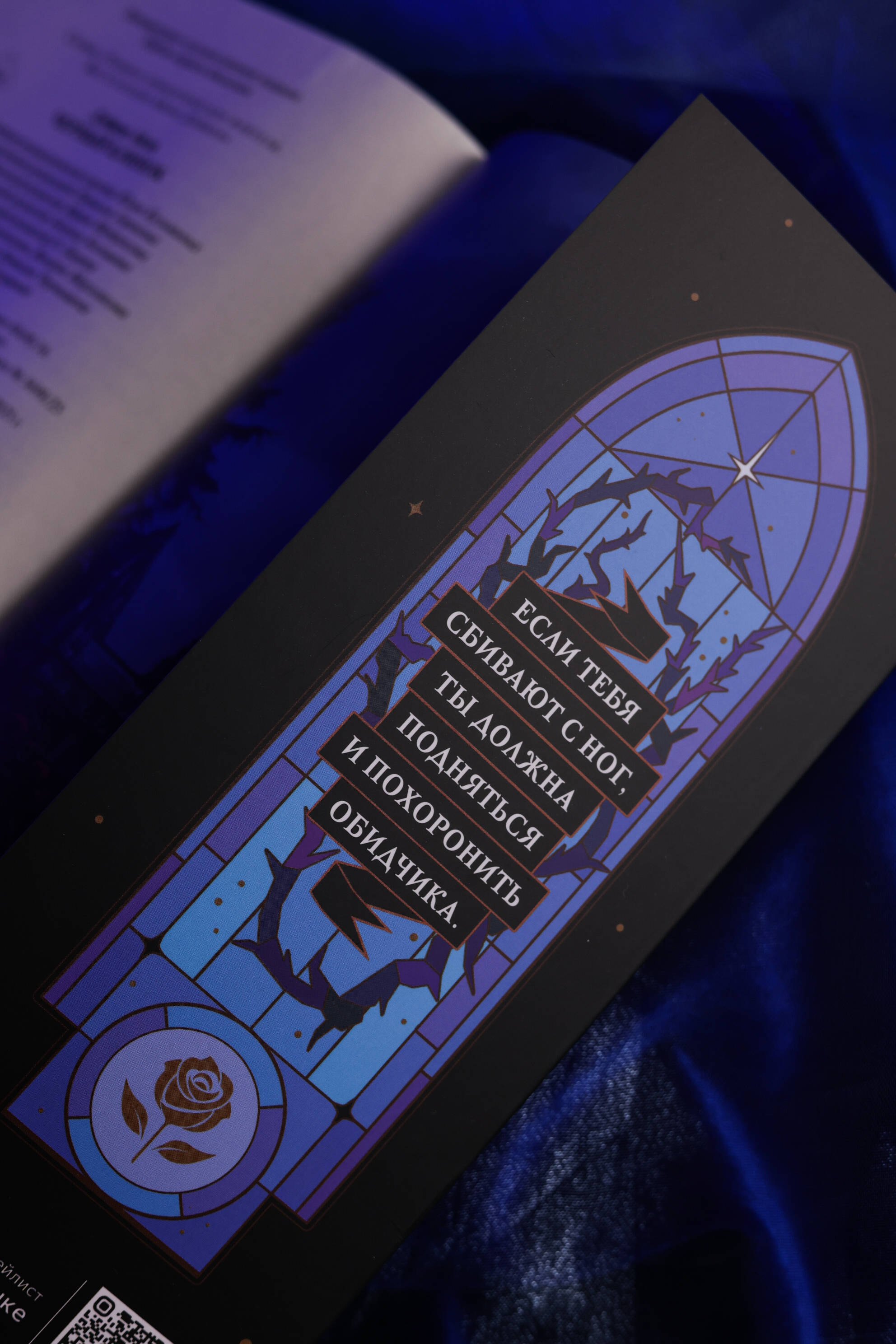 Изображение бумажной книги