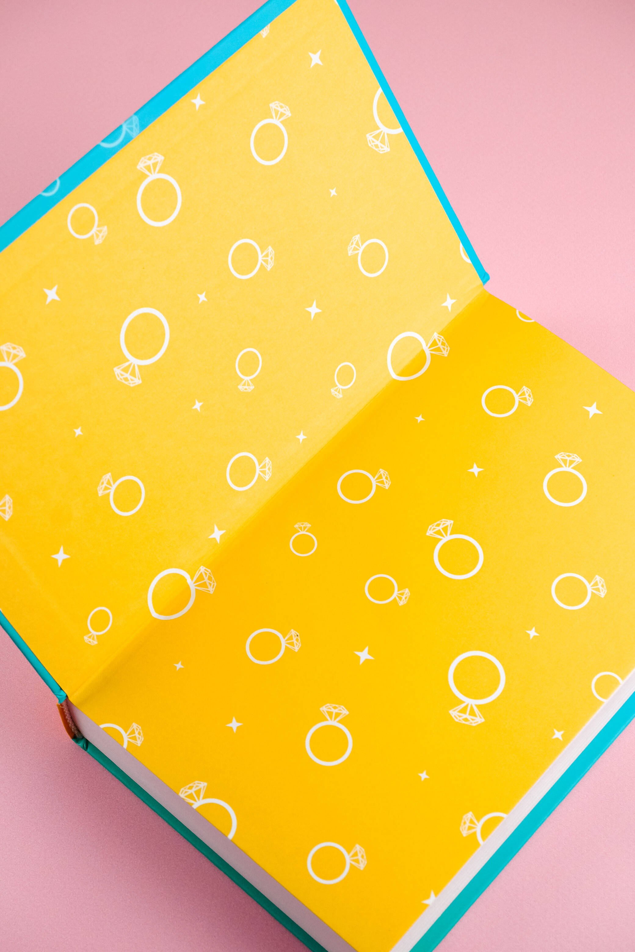 Изображение бумажной книги