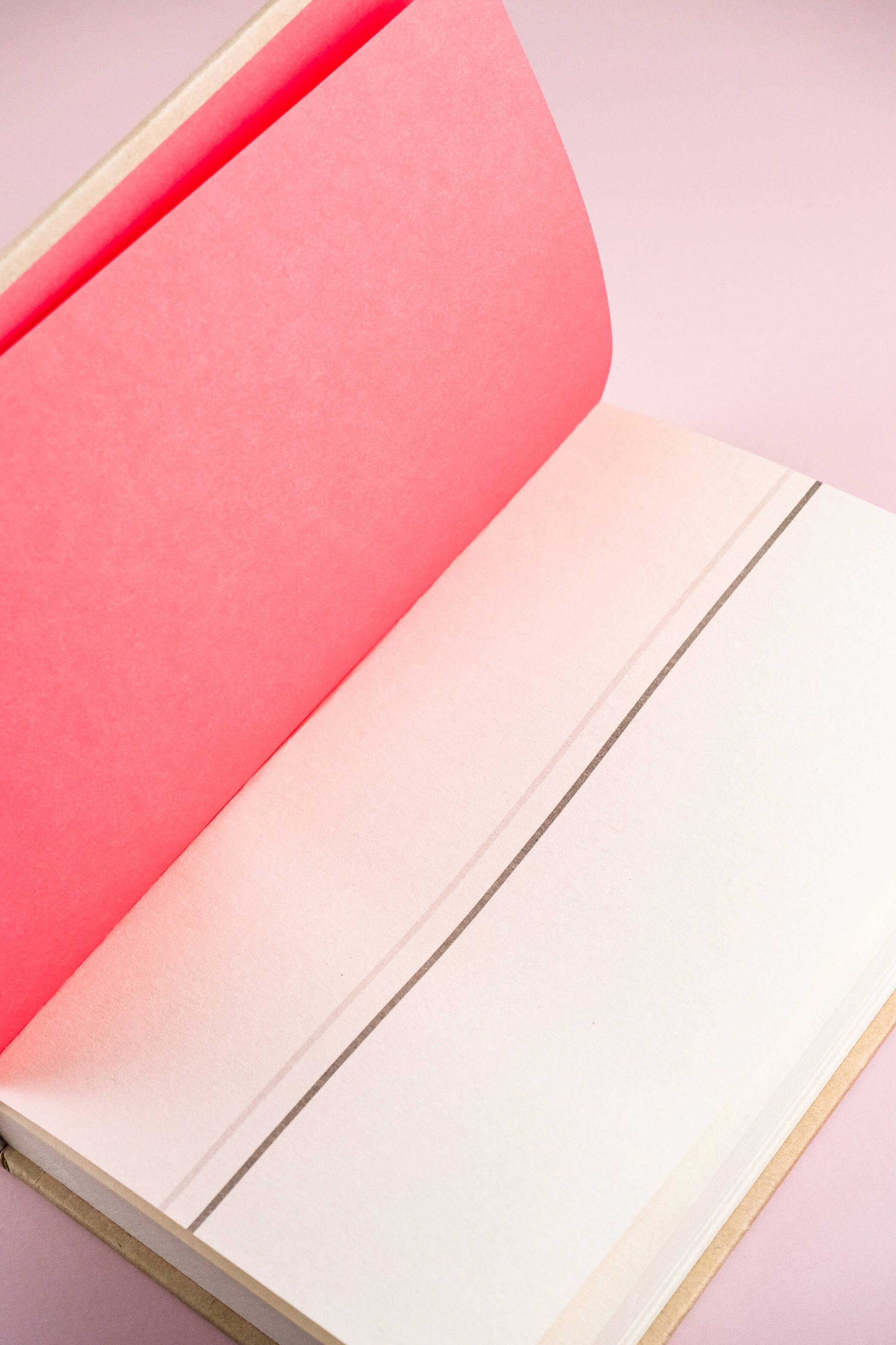 Изображение бумажной книги