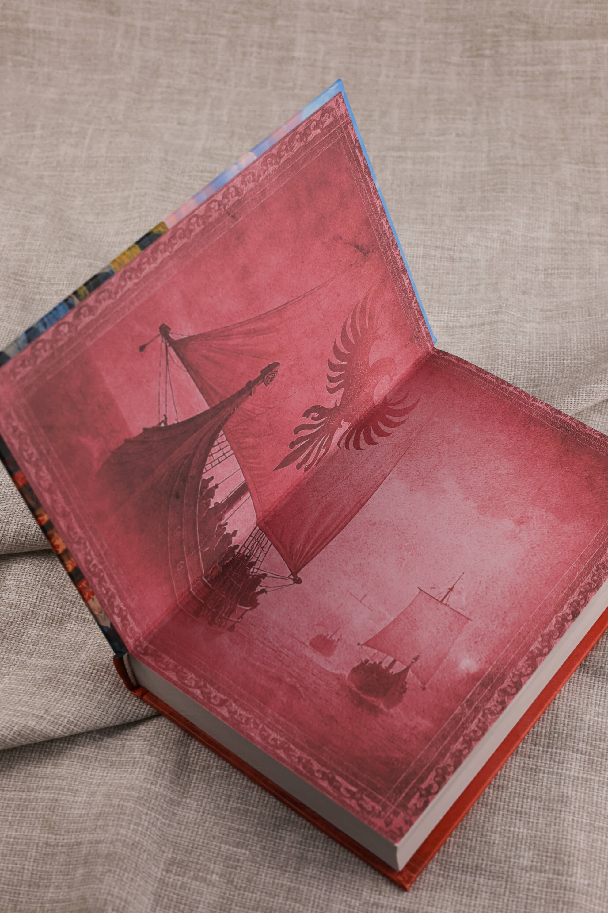 Изображение бумажной книги