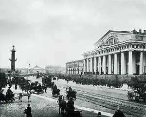 Открытка с видами (СПб) ч/б Ростральная колонна и Биржа