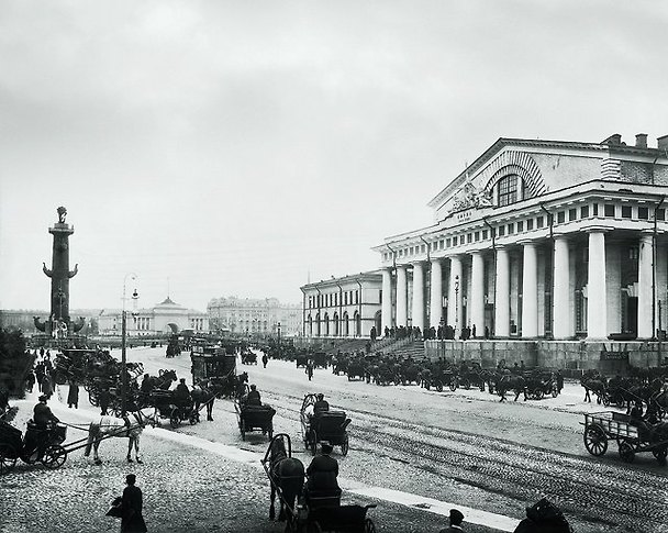 Открытка с видами (СПб) ч/б Ростральная колонна и Биржа 307605 — 1