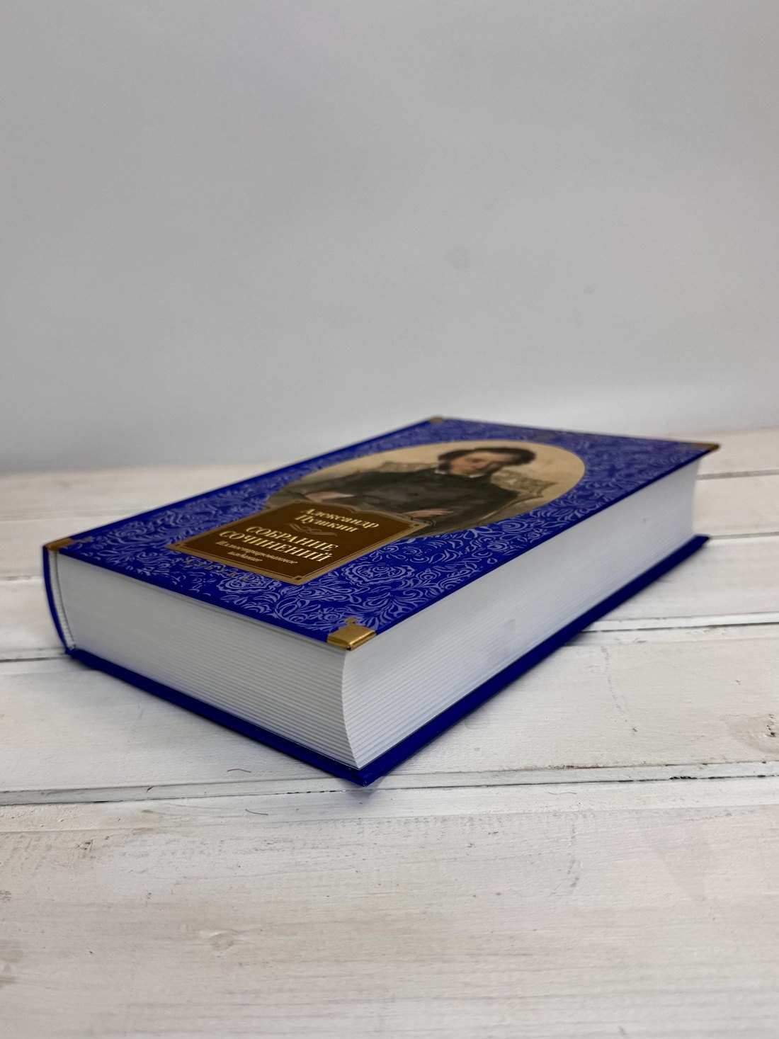 Изображение бумажной книги