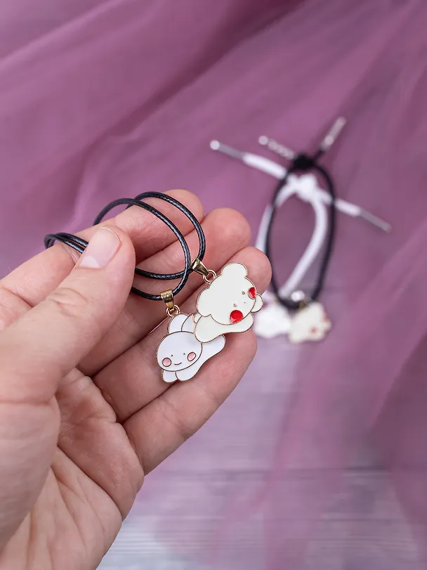 Набор парных браслетов и кулонов Kawaii (Набор парных браслетов с подвеской Kawaii Мишка и Кролик+Набор парных кулонов Kawaii Мишка и Кролик) (текстиль, металл) 3090045 — 5