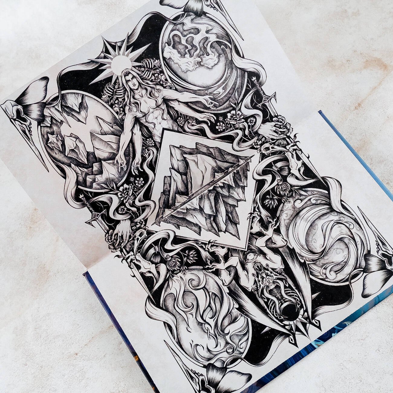 Изображение бумажной книги