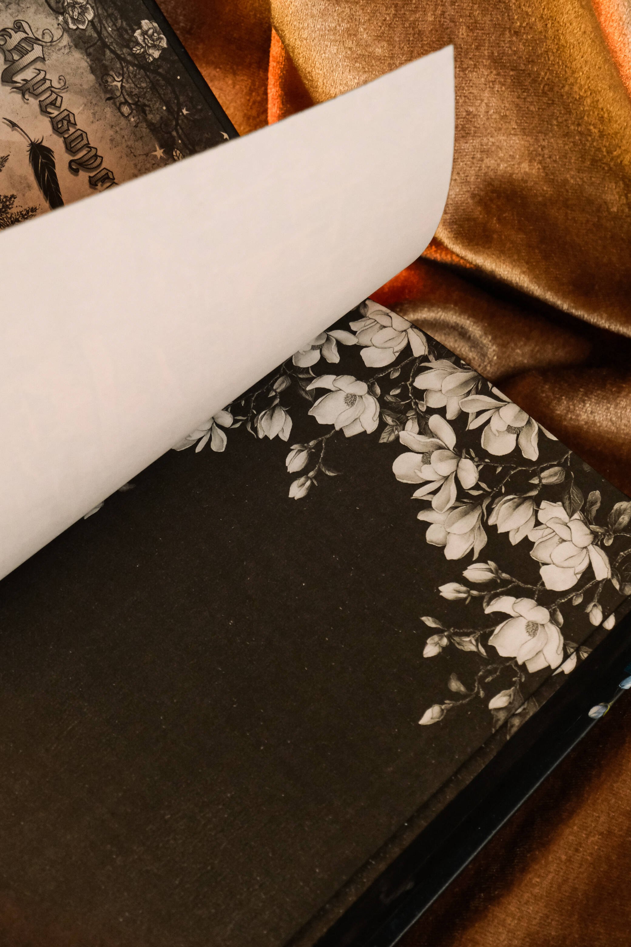 Изображение бумажной книги