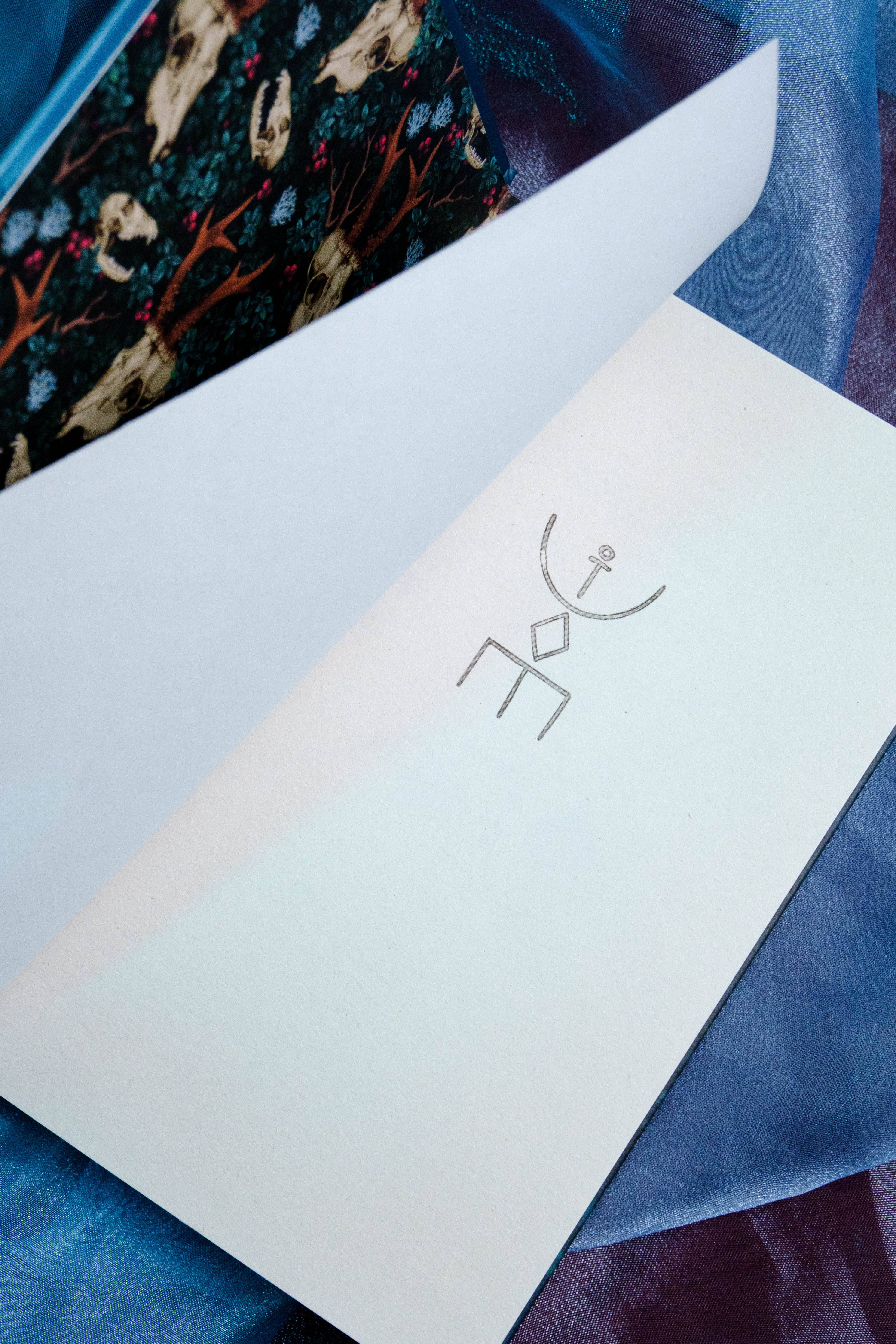 Изображение бумажной книги