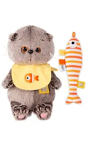 Игрушка мягкая Budi Basa, Басик BABY в слюнявчике с рыбкой-погремушкой 20см