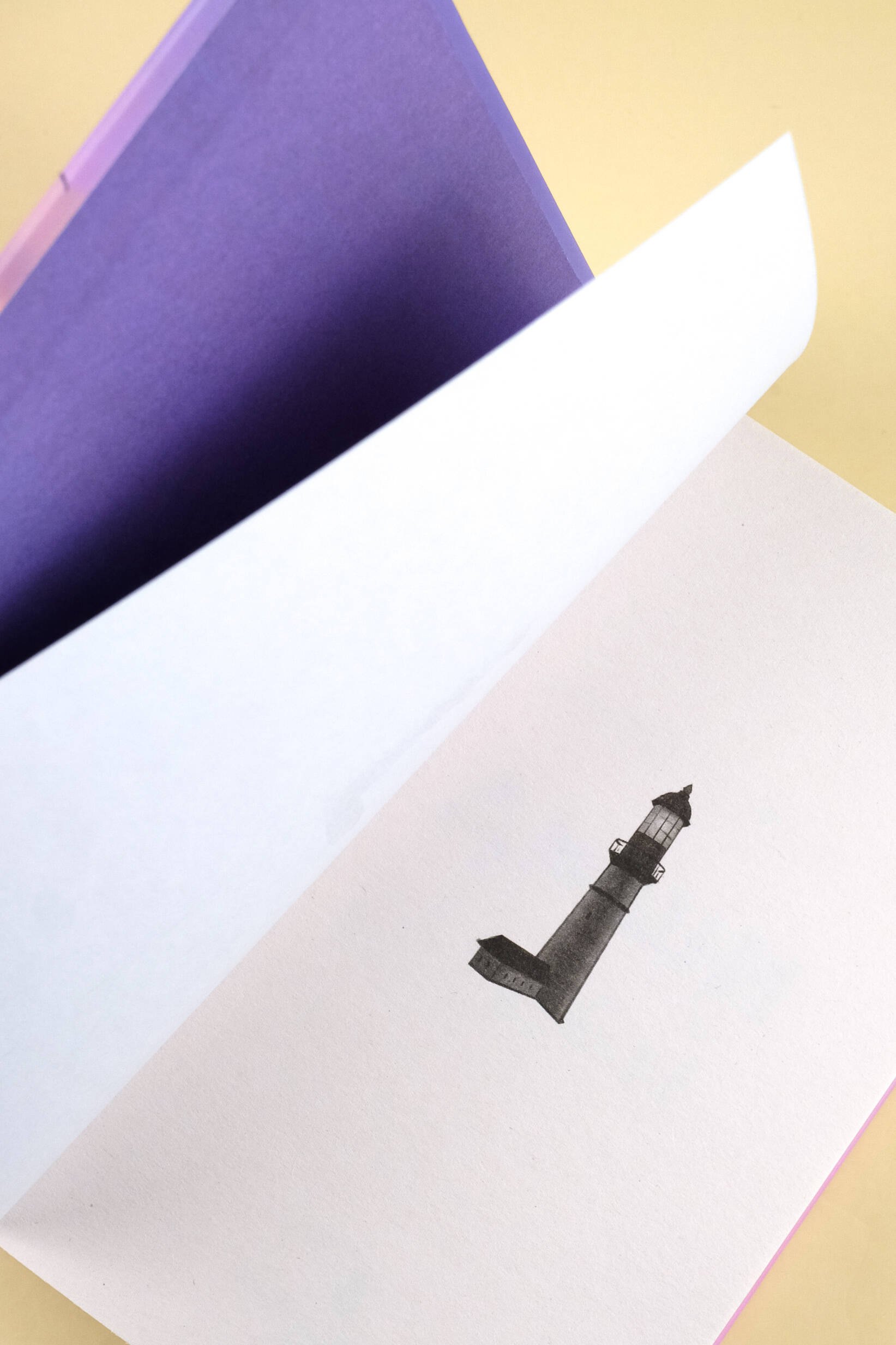 Изображение бумажной книги