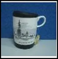 Кружка керамическая с силиконовой крышкой и подставкой в комплекте (28315) (295 мл)