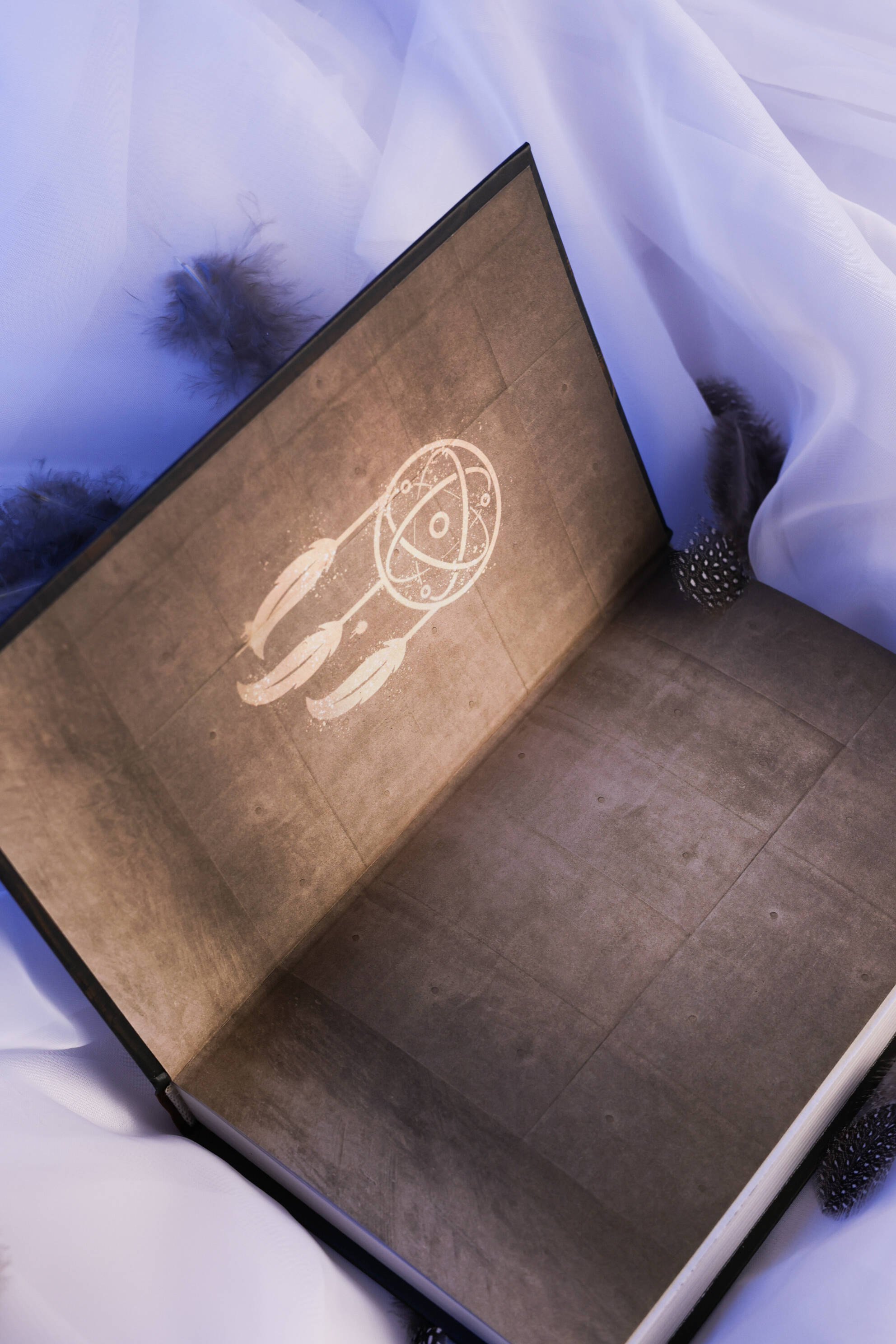 Изображение бумажной книги