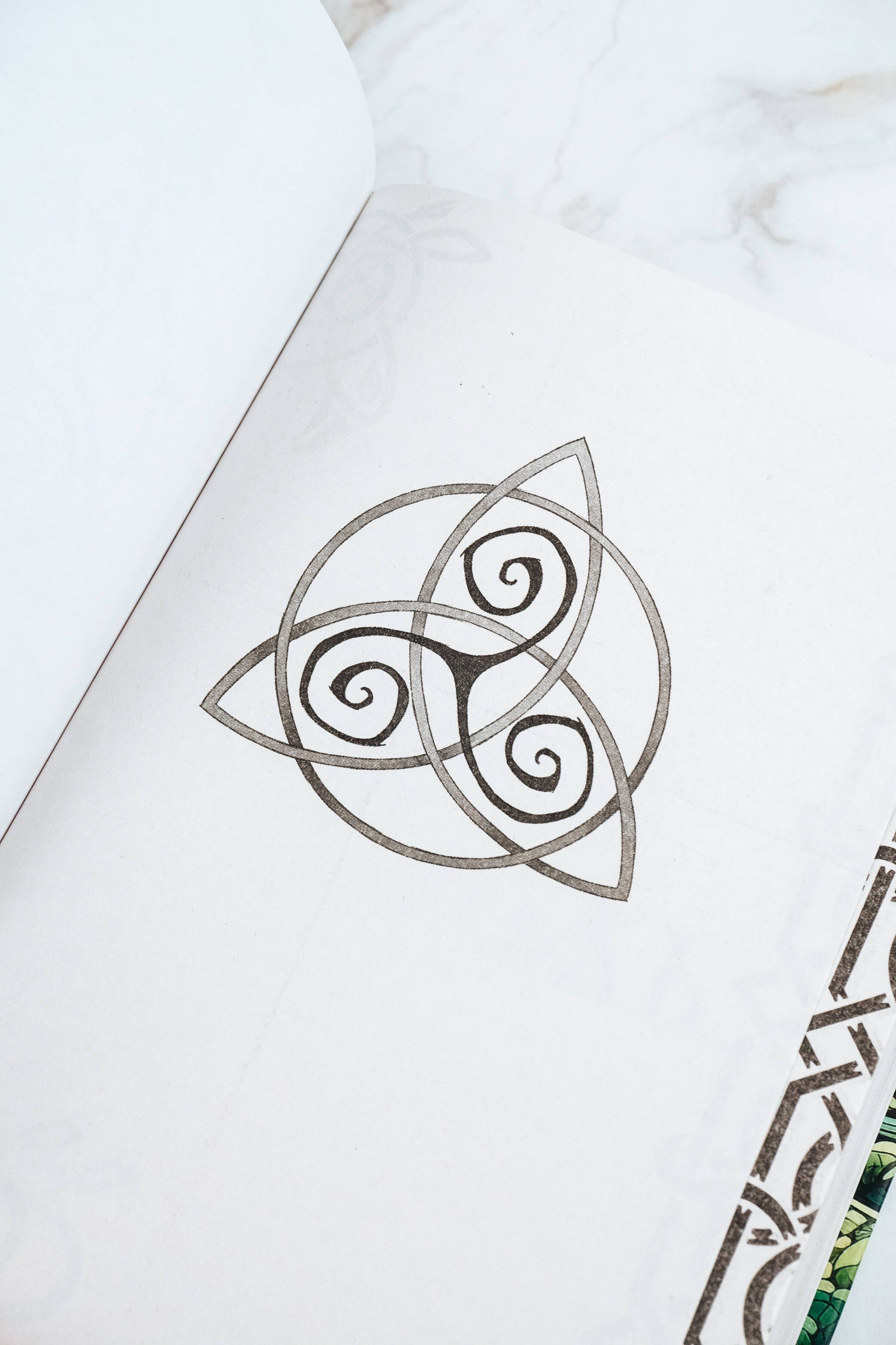 Изображение бумажной книги