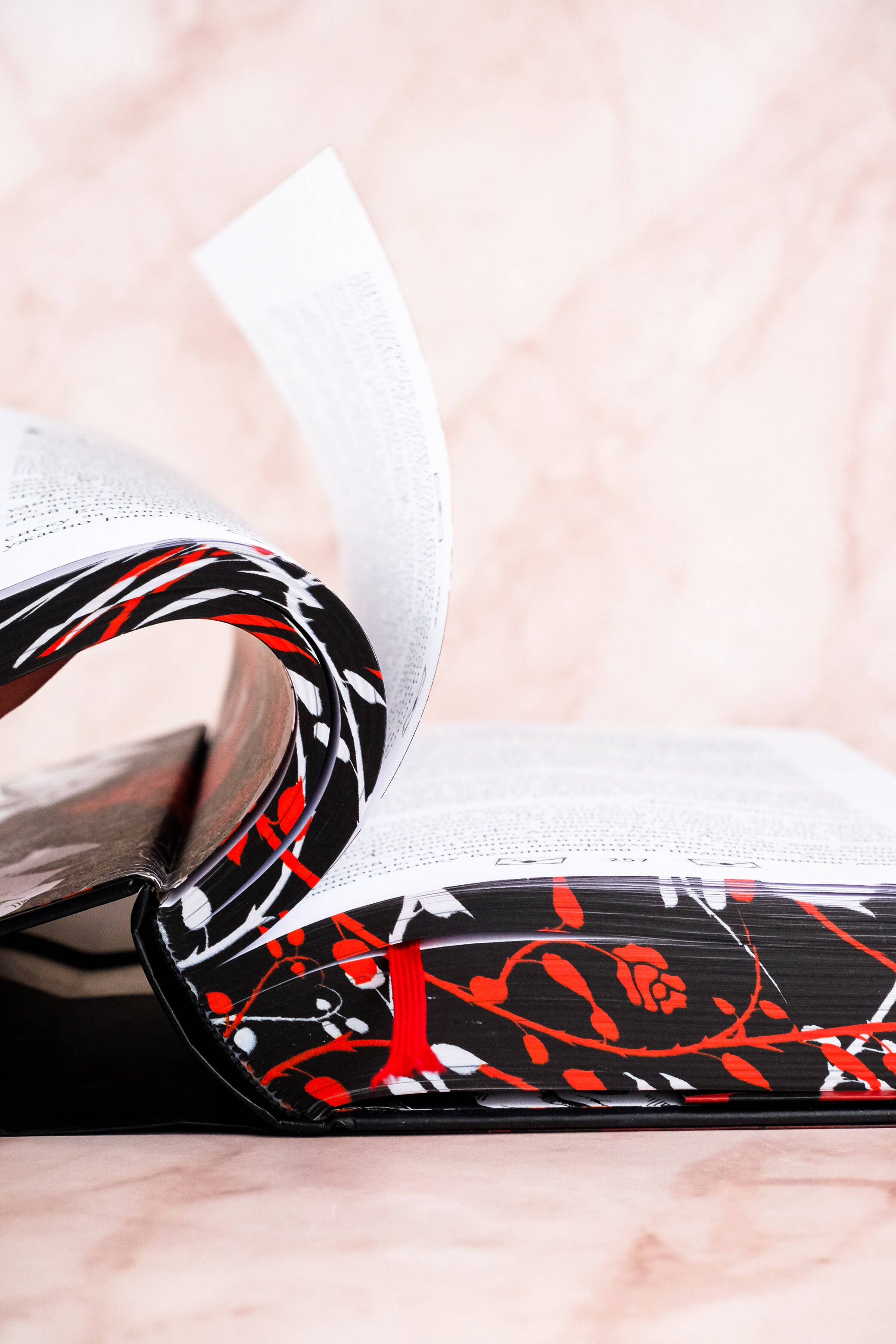 Изображение бумажной книги