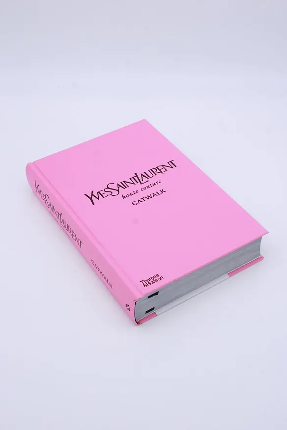 Книга Yves Saint Laurent Catwalk: The Complete Haute Couture Collections 1962-2002 () — 2