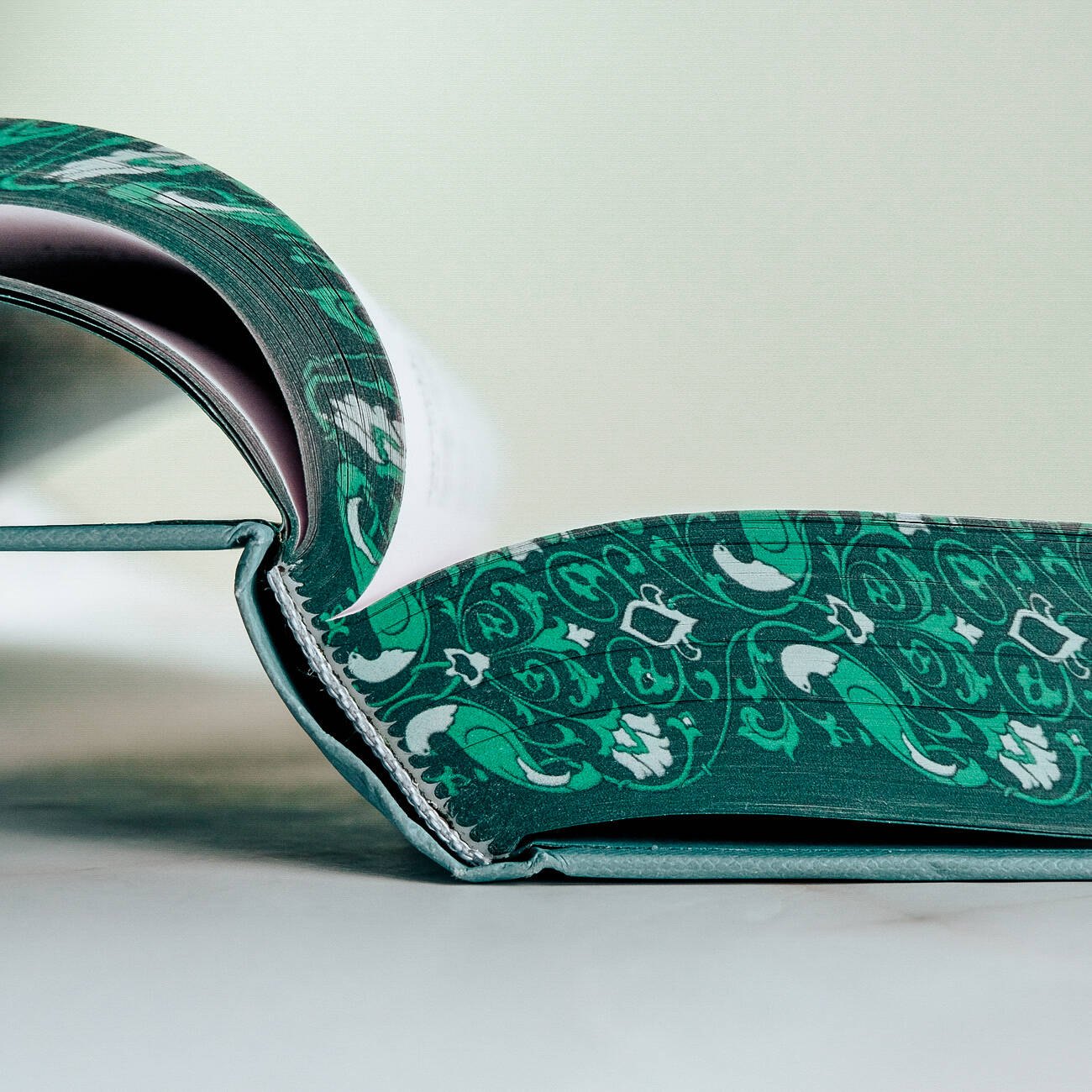 Изображение бумажной книги