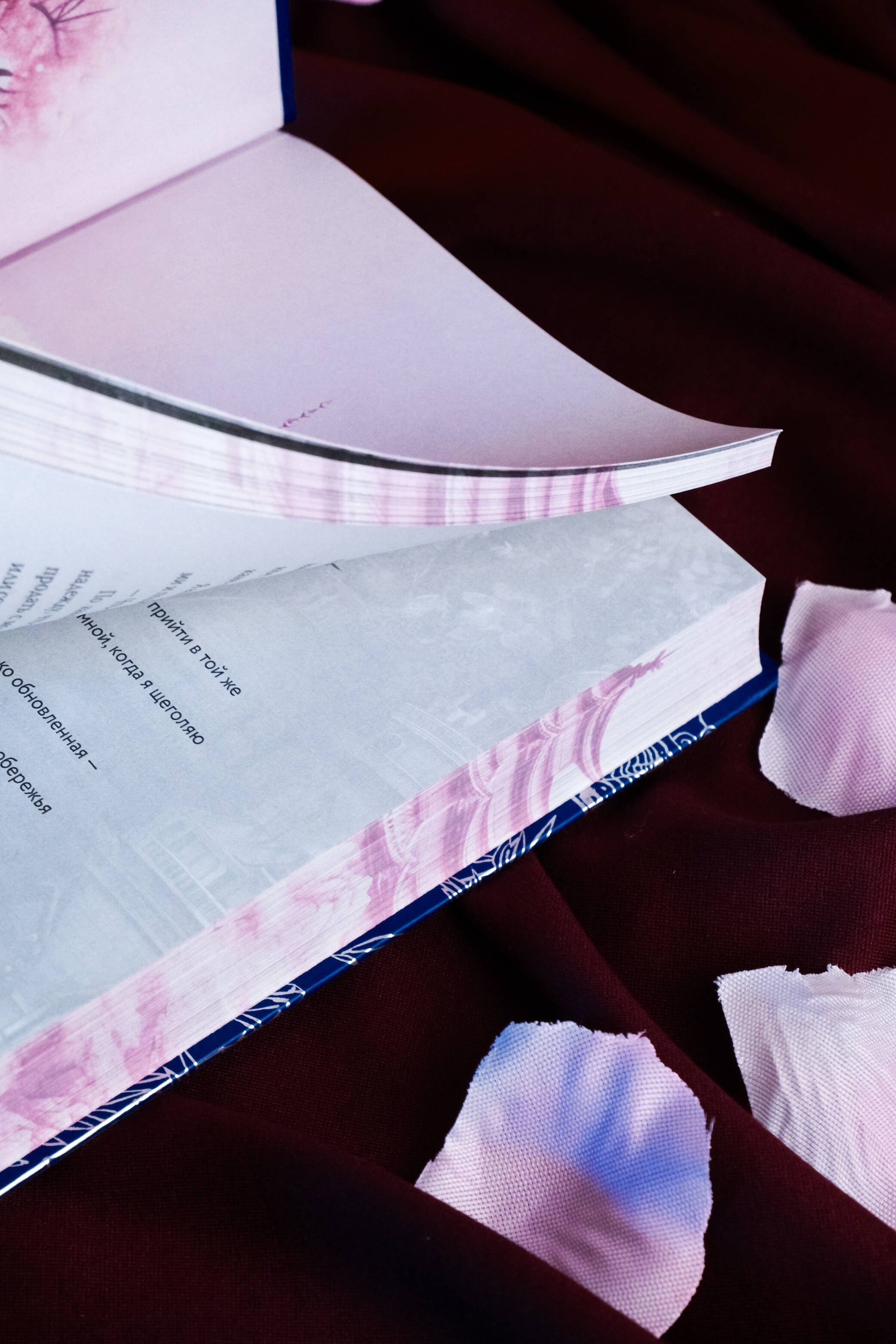 Изображение бумажной книги