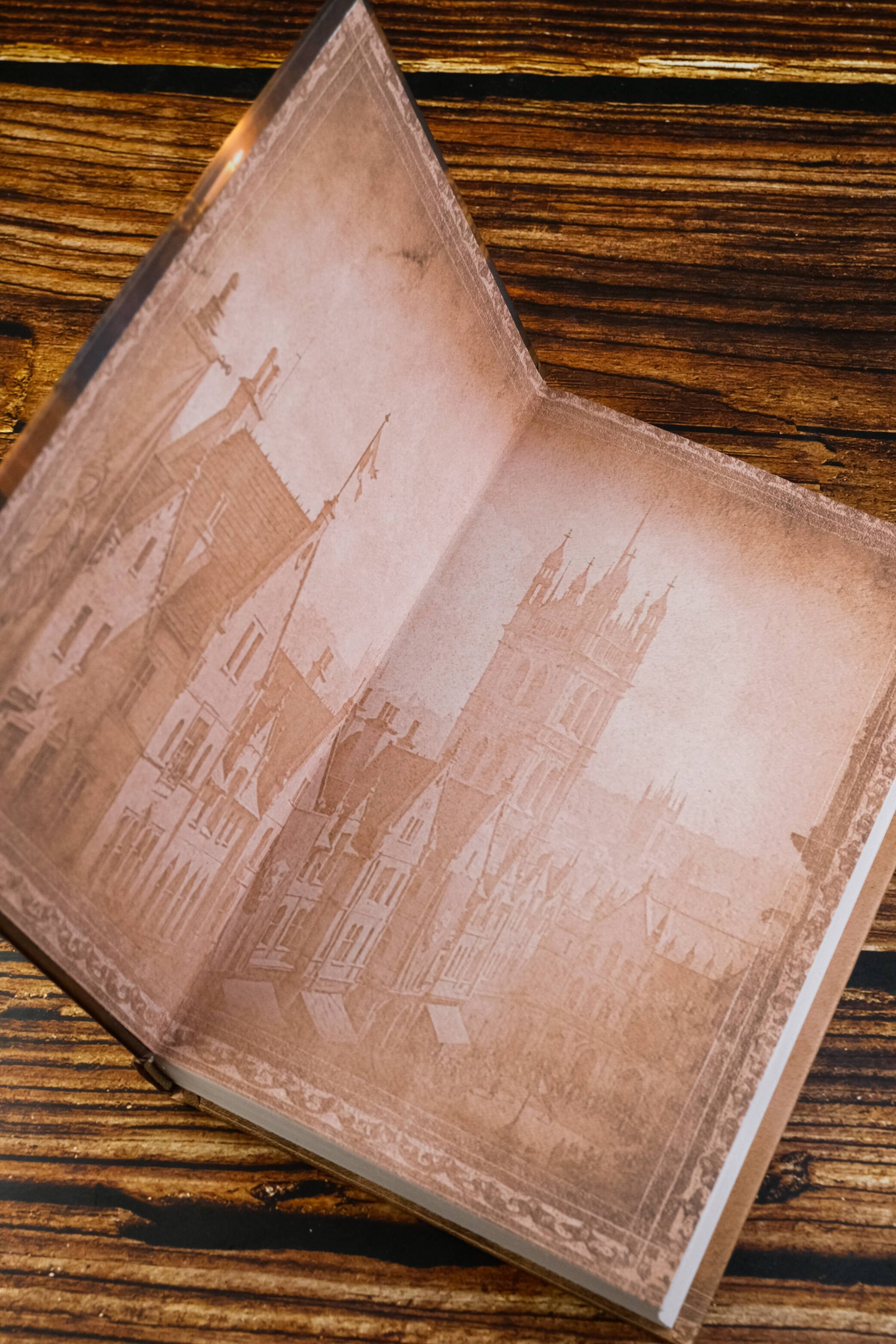 Изображение бумажной книги