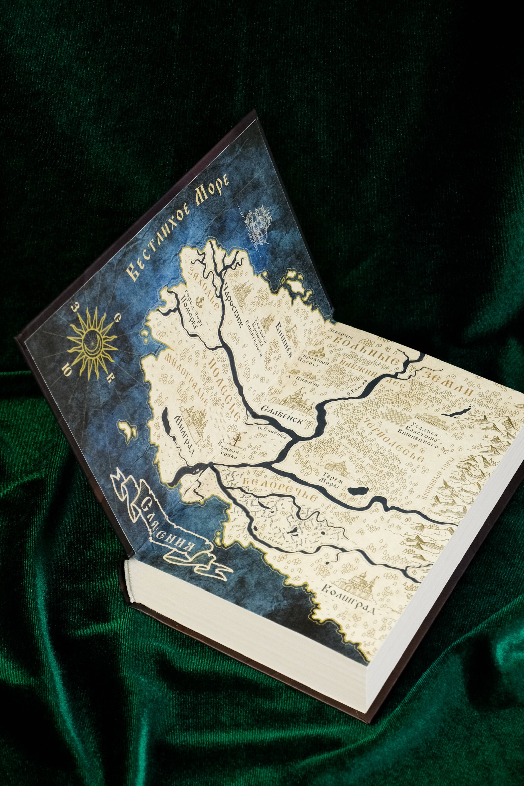 Изображение бумажной книги