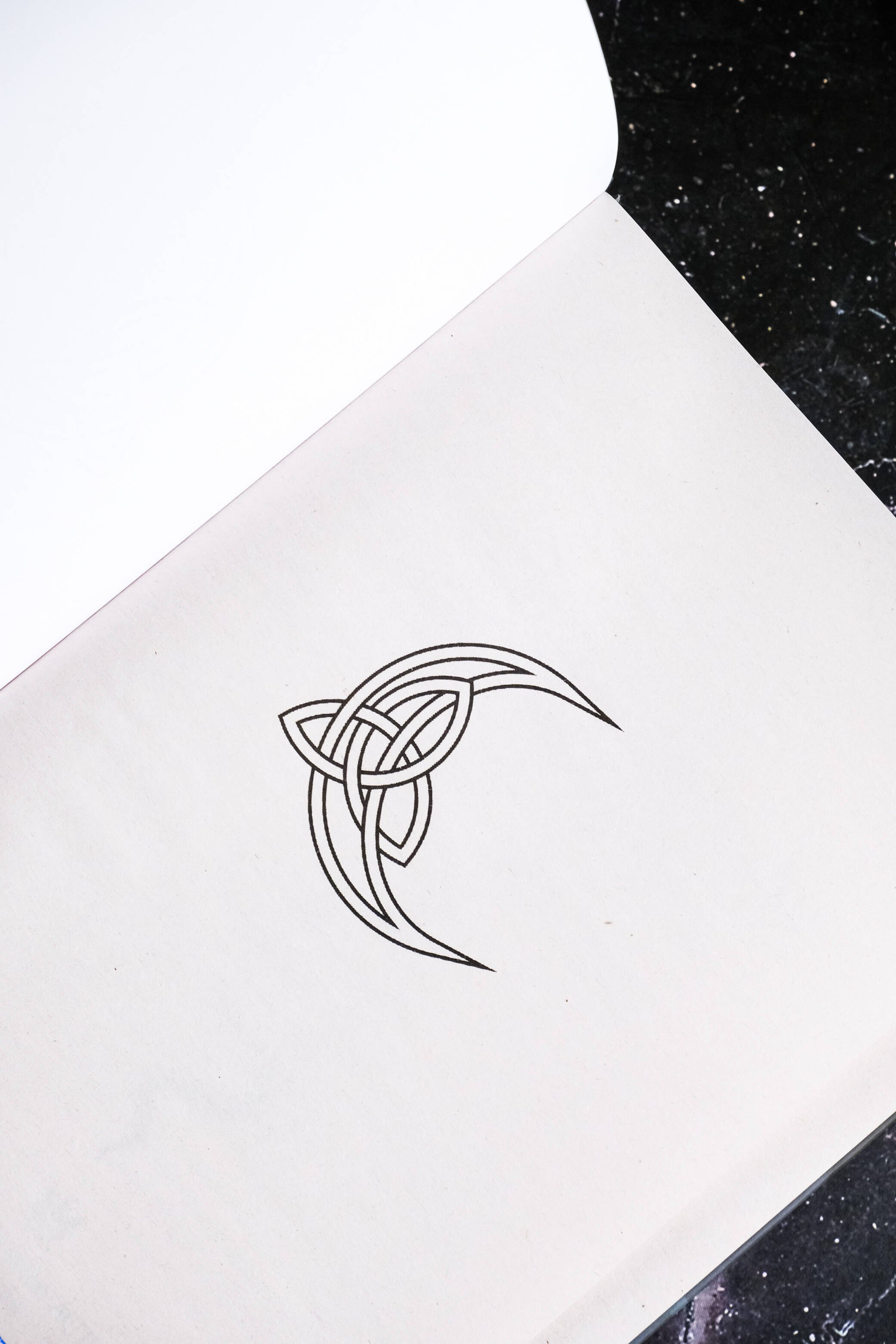 Изображение бумажной книги