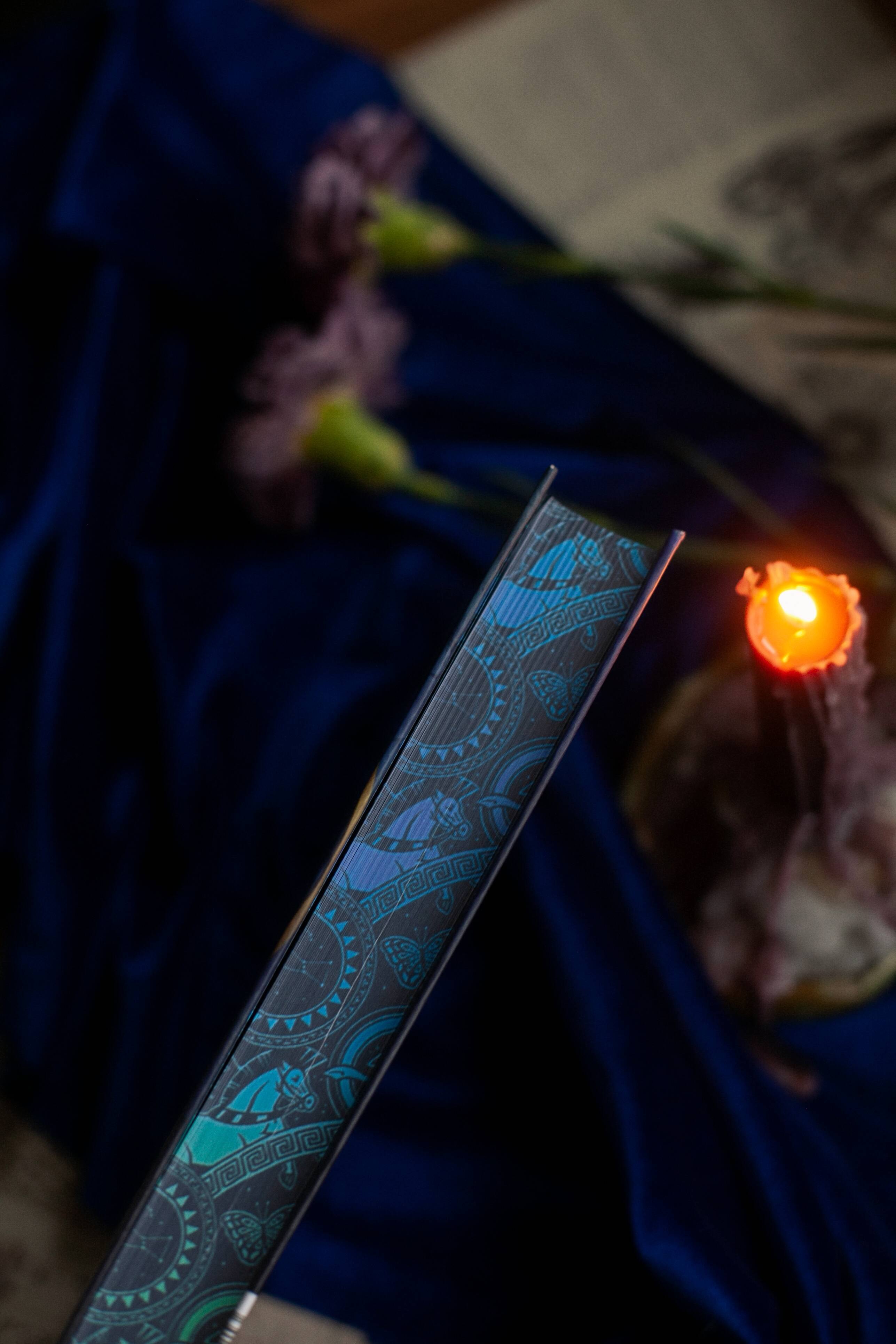 Изображение бумажной книги