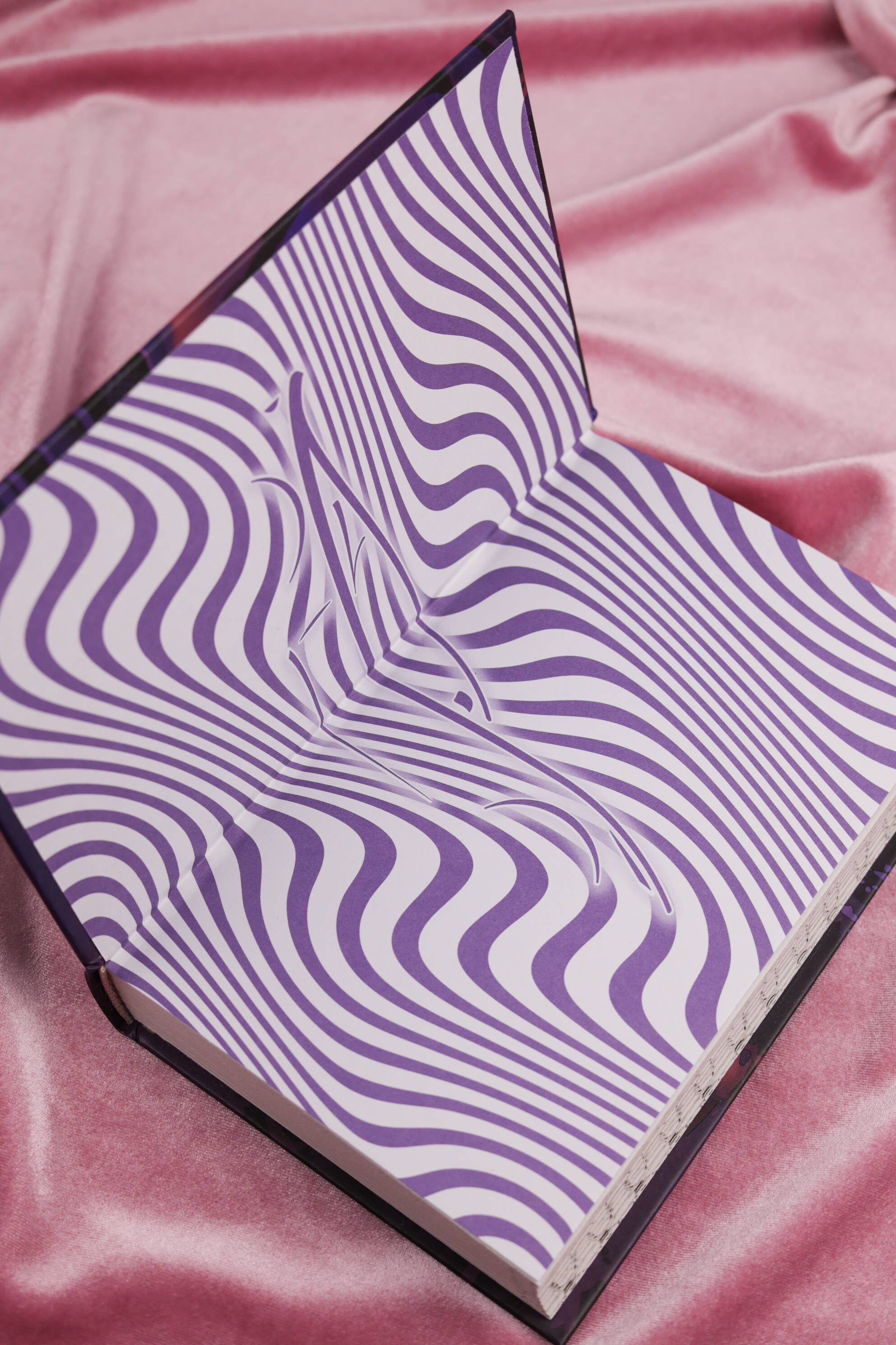 Изображение бумажной книги