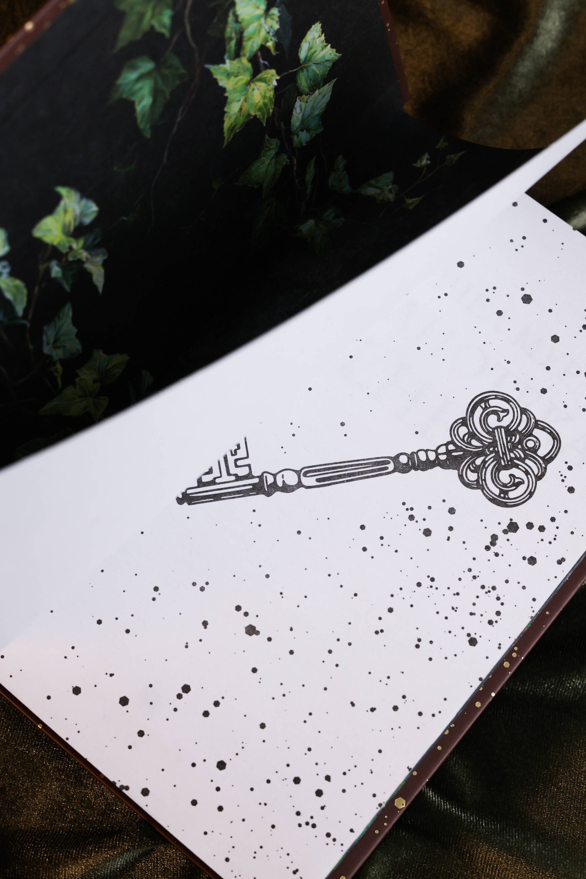 Изображение бумажной книги