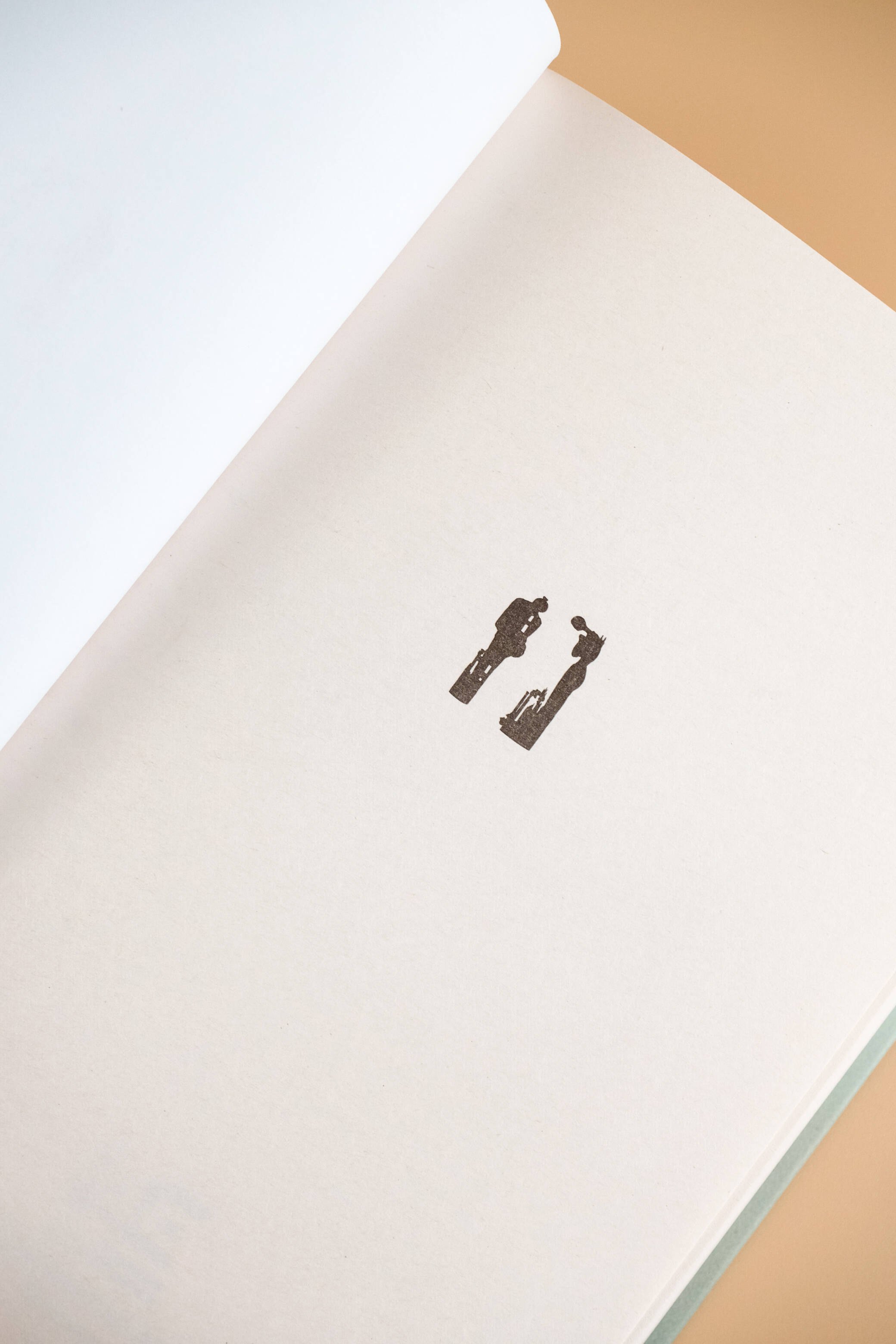 Изображение бумажной книги