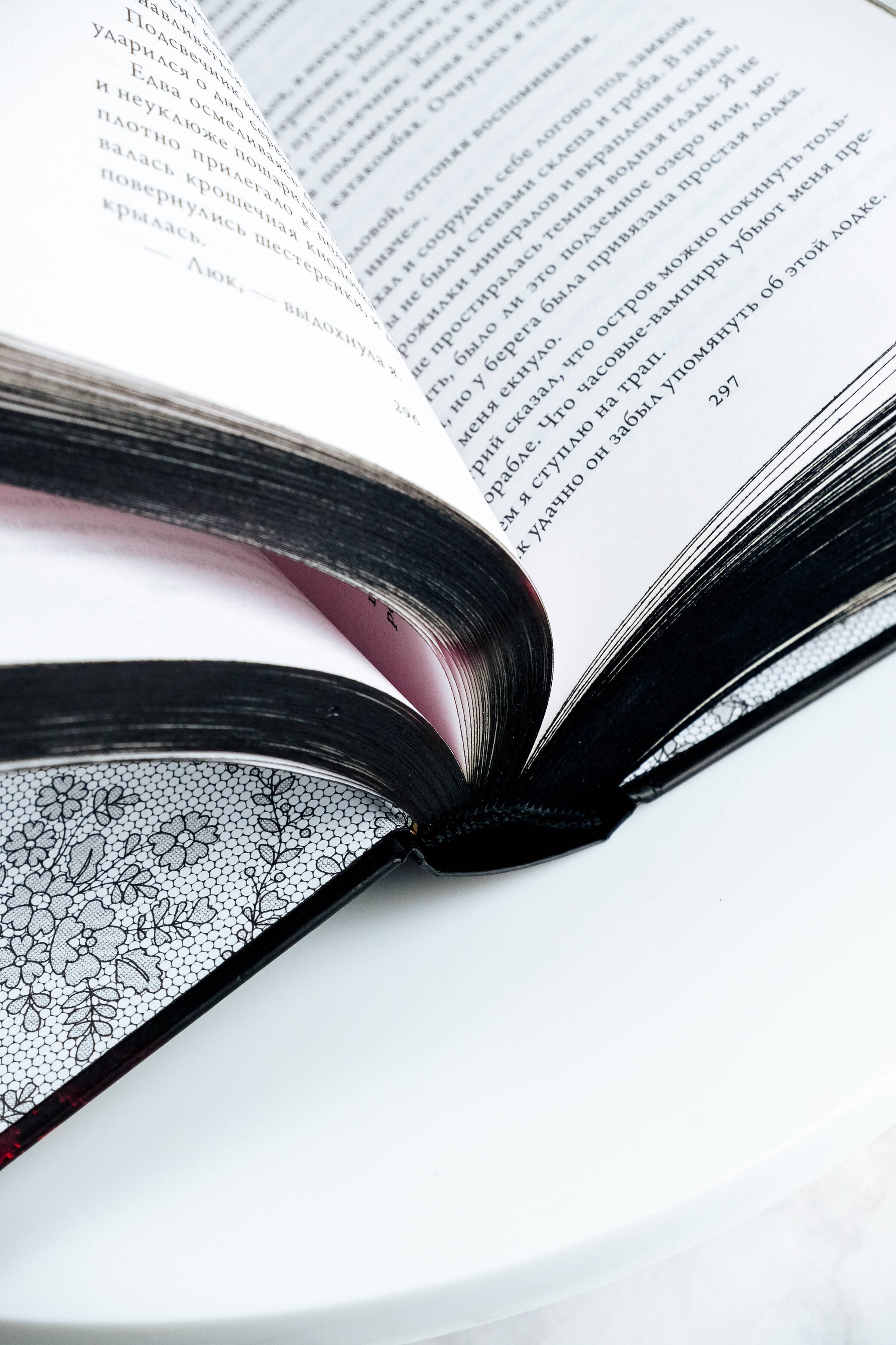 Изображение бумажной книги