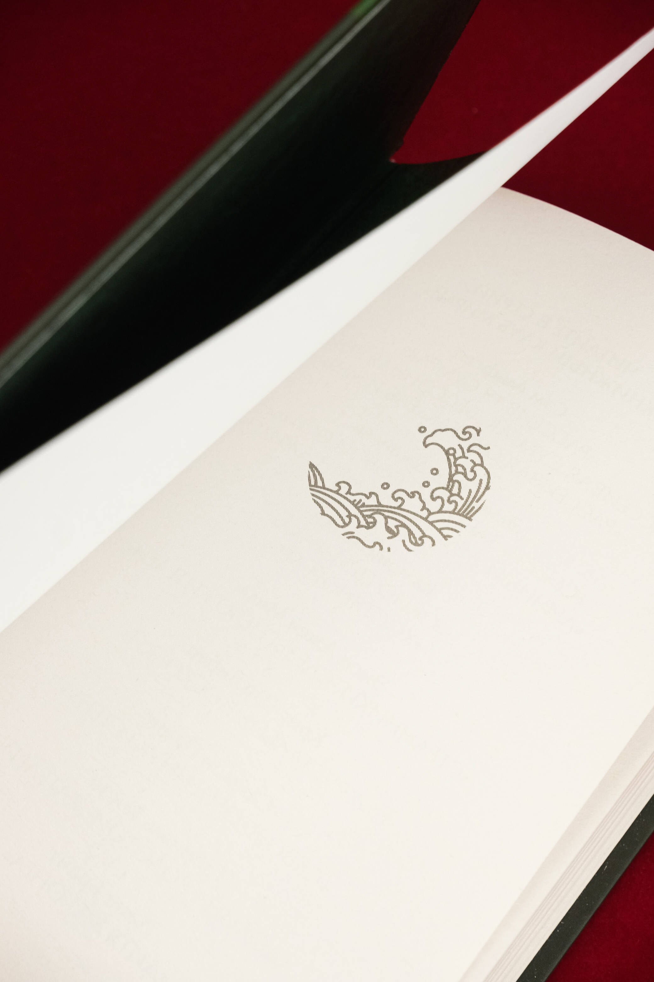 Изображение бумажной книги