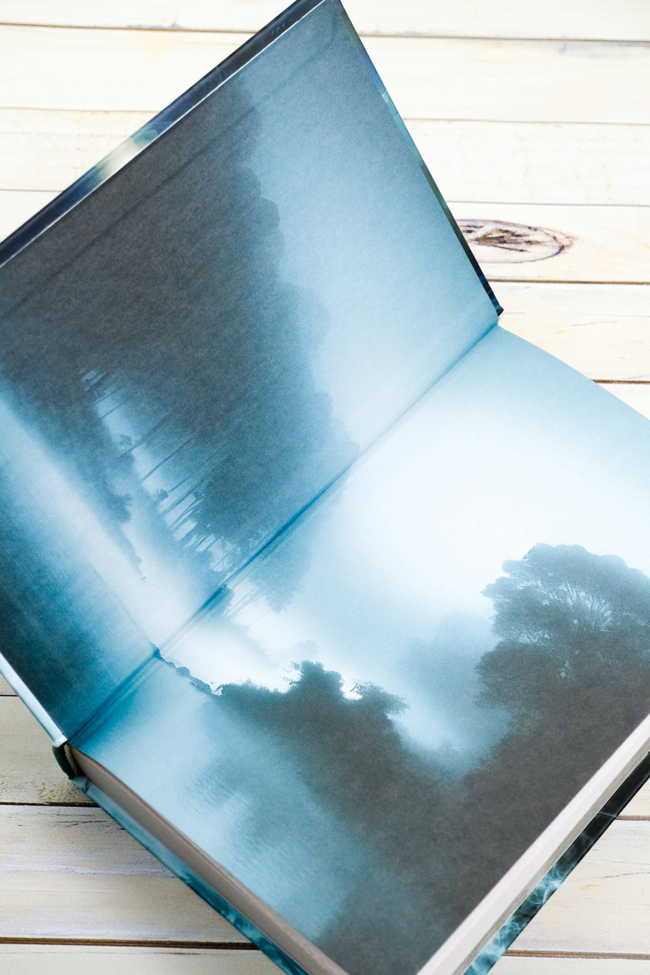 Изображение бумажной книги