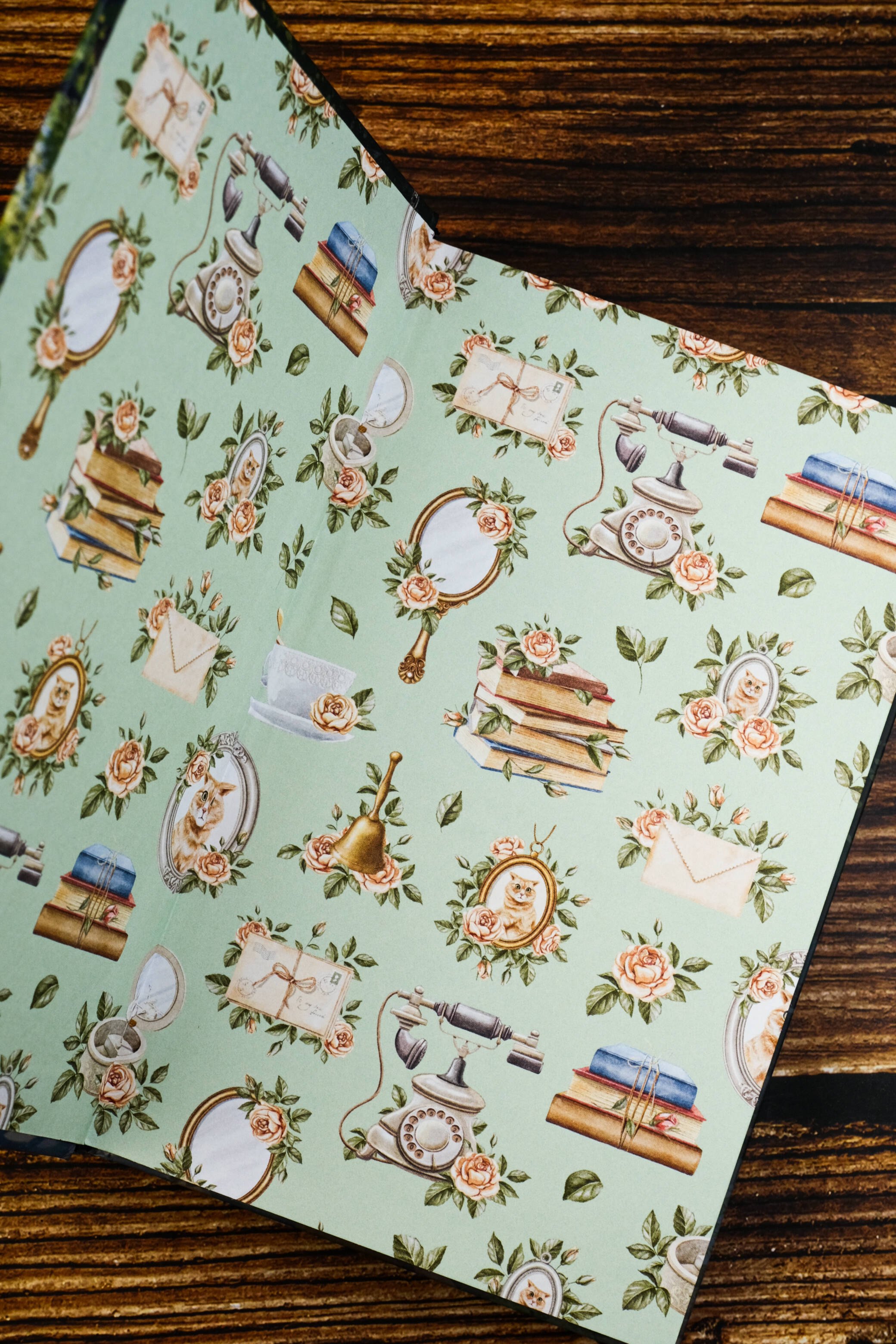 Изображение бумажной книги