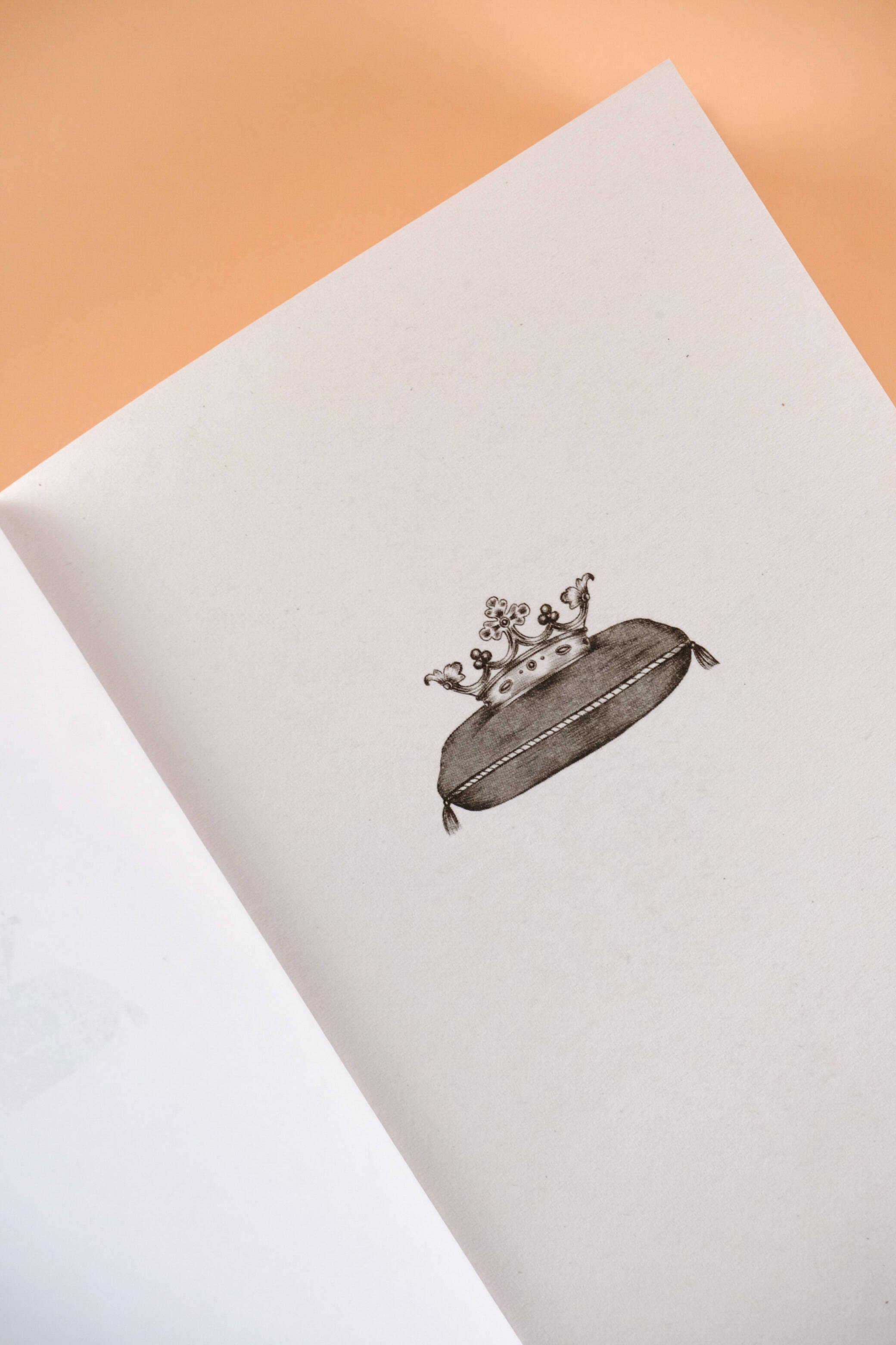 Изображение бумажной книги